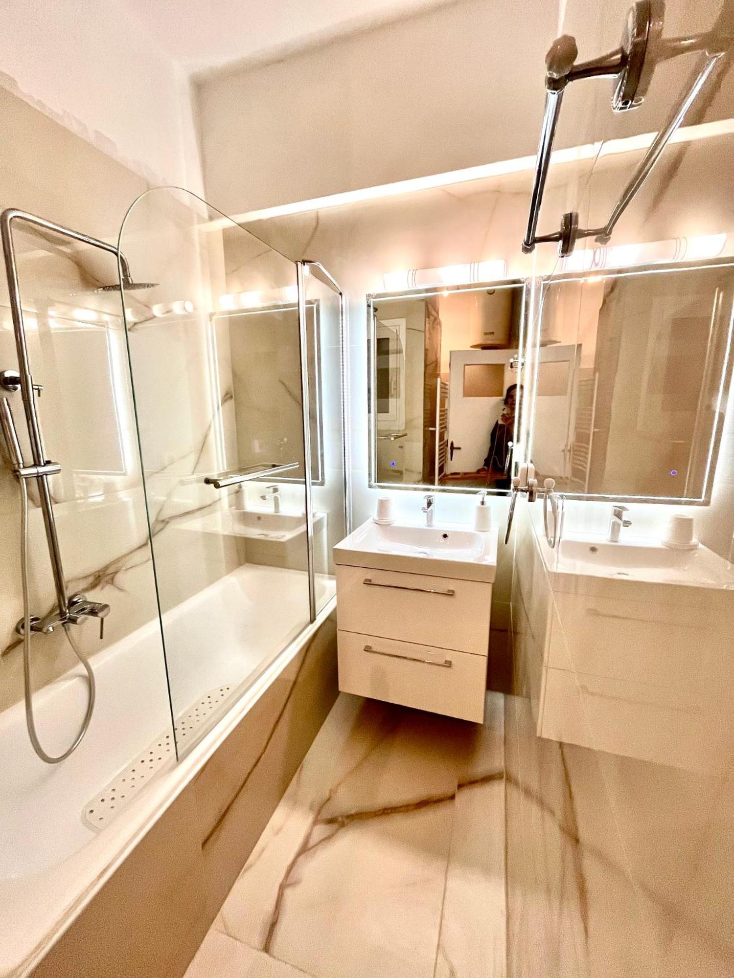 100 M2 Apartment In The Center Of Athena Bagian luar foto
